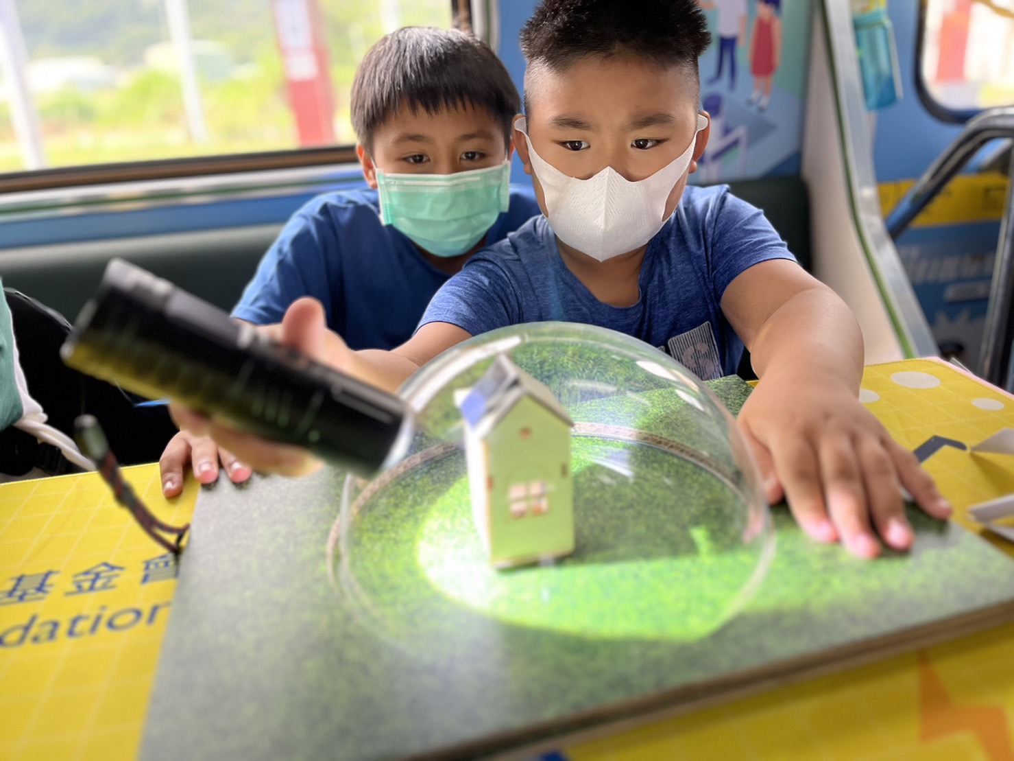 5001拉斯维加斯參與基礎科學主題車廂，以STEAM教學精神，設計「逐日科學家」、「太陽能工程師」以及「淨零建築師」三大能源科普課程和實驗